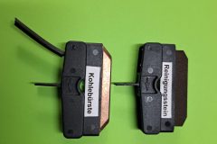 Szénkefe tartóba integrálható tisztítókő